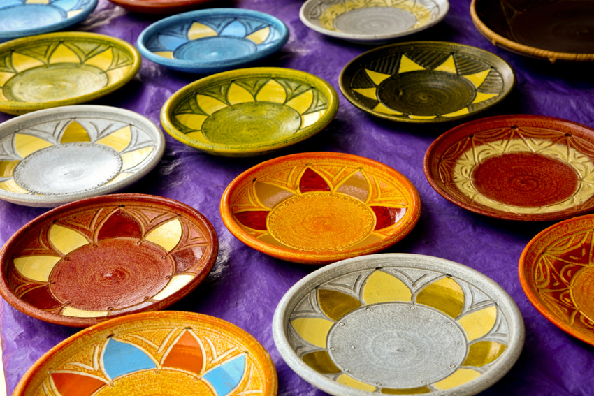 Ceramic plates in Accra (Shutterstock)