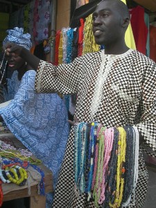 Marche HLM, Dakar (Pantone1505 / flickr)