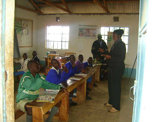 Teaching (Moving Mountains Trust/Wikimedia Commons)