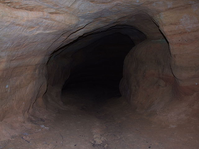 Cave at Paradise Lost (Pudelek/Wikimedia Commons)