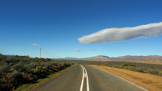 Driving through the Karoo to Oudtshoorn (Jonathan Gill / Flickr) 