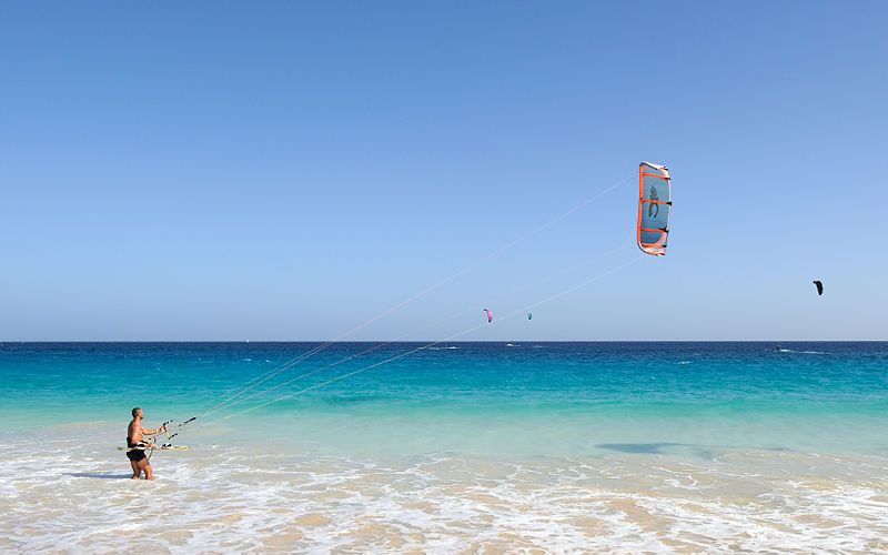 Kite Surfing (Cayambe/Wikimedia Commons)