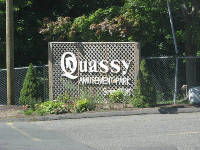 Quassy Amusement Park Entrance (AskJoanne/Wikimedia Commons)