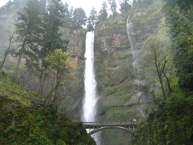 Multnomah Falls (Wikimedia Commons)