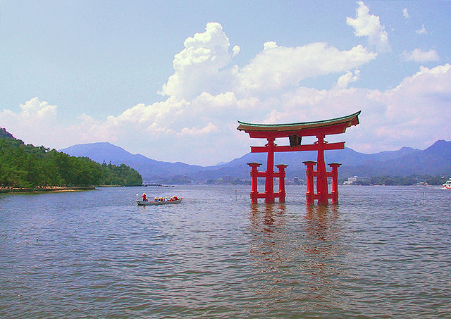 Itsukushima Shrine (Rdsmith4/Wikimedia Commons)