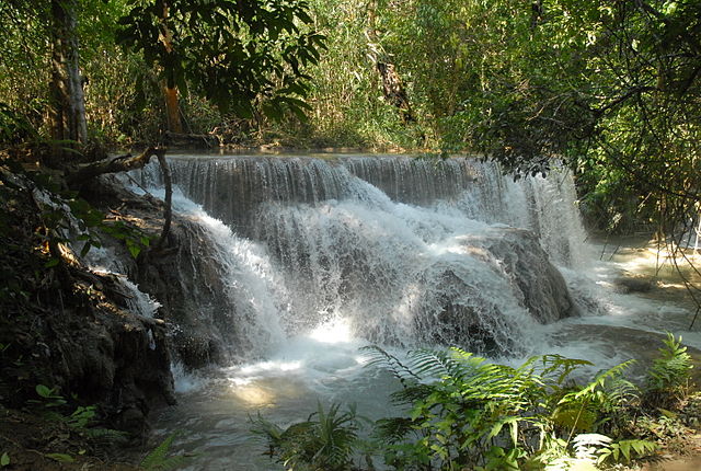 Kuang Si Falls (Alcyon/Wikimedia Commons)
