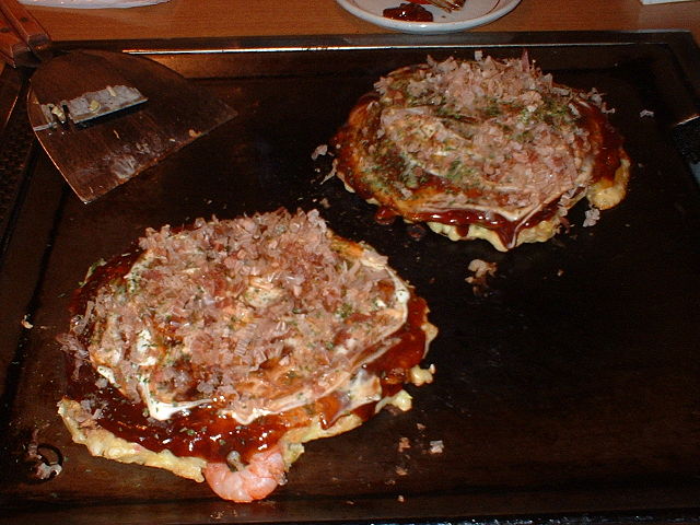 Okonomiyaki (Marcel Montes/Wikimedia Commons)