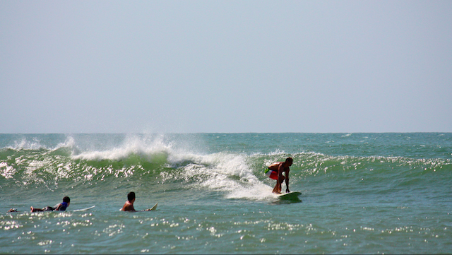 surfing in Barra da Kwanza angola