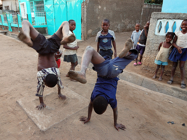 maputo children handstand